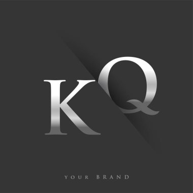 Şirketin adı, gümüş rengi ve siyah arkaplan tasarımının ilk logo harfleri KQ. İş ve şirket kimliği için vektör logosu.