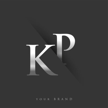 Şirketin adı, gümüş rengi ve siyah arkaplan tasarımının ilk logo harfleri KP. İş ve şirket kimliği için vektör logosu.