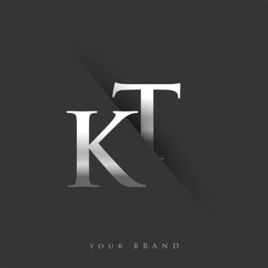 Şirketin adı, gümüş rengi ve siyah arkaplan tasarımının ilk logo harfleri KT. İş ve şirket kimliği için vektör logosu.