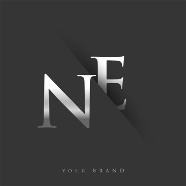 Şirket adı, gümüş rengi ve siyah arka planda / renk tasarımı için NE logo harfleri. İş ve şirket kimliği için vektör logosu.