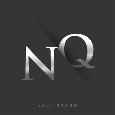 Şirketin adı, gümüş rengi ve siyah arkaplandaki çizgi dizaynı için ilk harf NQ. İş ve şirket kimliği için vektör logosu.