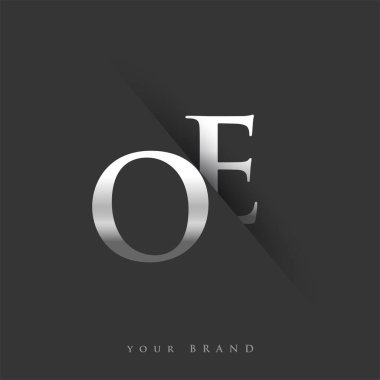Şirketin adı için ilk logo harfleri OE, gümüş rengi ve siyah arka planda / renk tasarımı. İş ve şirket kimliği için vektör logosu.