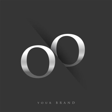 Şirketin adı, gümüş rengi ve siyah arkaplan tasarımında ilk harf OO. İş ve şirket kimliği için vektör logosu.