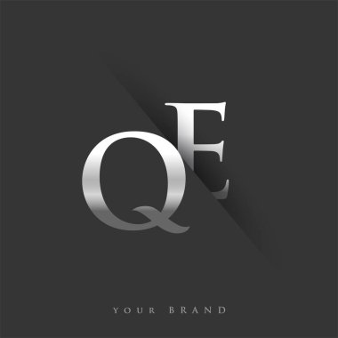 Şirketin adı için ilk harf QE, gümüş renk ve siyah arka planda / renk tasarımı. İş ve şirket kimliği için vektör logosu.