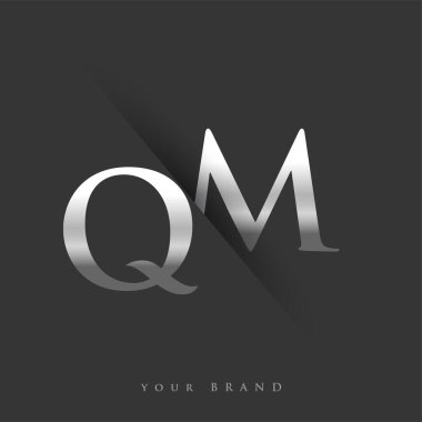 Şirketin adı, gümüş rengi ve siyah arkaplan tasarımının ilk harfi QM. İş ve şirket kimliği için vektör logosu.
