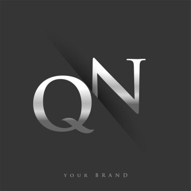 Şirketin adı, gümüş rengi ve siyah arkaplan tasarımının ilk harfi QN. İş ve şirket kimliği için vektör logosu.