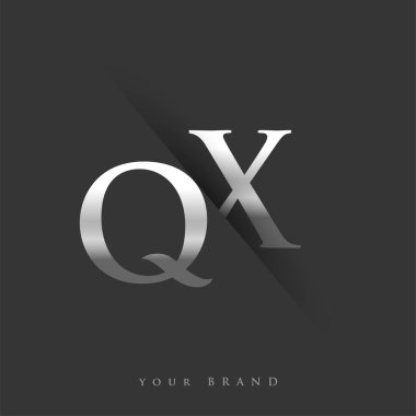 Şirketin adı, gümüş rengi ve siyah arkaplandaki / renk tasarımı için ilk harf QX. İş ve şirket kimliği için vektör logosu.