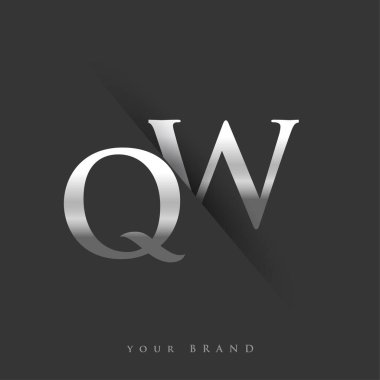 Şirketin adı için ilk harf QW, gümüş renk ve siyah arka planda / renk tasarımı. İş ve şirket kimliği için vektör logosu.