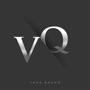 Şirketin adı, gümüş rengi ve siyah arkaplan tasarımının ilk logo harfleri VQ. İş ve şirket kimliği için vektör logosu.
