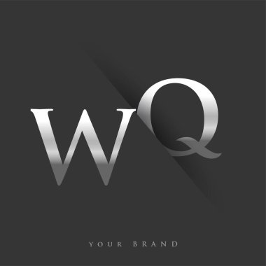 Şirketin adı, gümüş rengi ve siyah arkaplan tasarımının ilk logo harfleri WQ. İş ve şirket kimliği için vektör logosu.