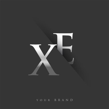 Şirket adı, gümüş rengi ve siyah arka planda / renk tasarımı için ilk harf XE. İş ve şirket kimliği için vektör logosu.