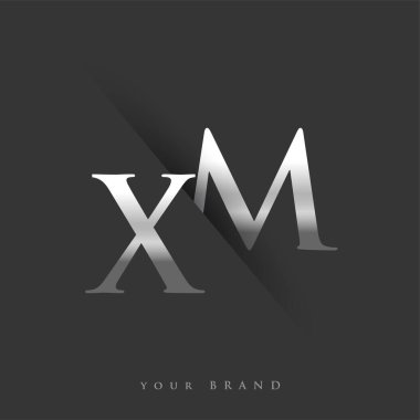 Şirket adı, gümüş rengi ve siyah arka planda / renk tasarımı için ilk harf XM. İş ve şirket kimliği için vektör logosu.
