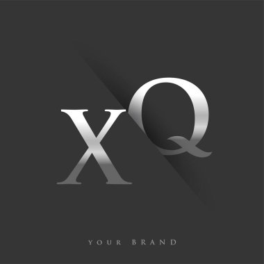 Şirket adı, gümüş rengi ve siyah arkaplan / renk tasarımı için ilk harf XQ. İş ve şirket kimliği için vektör logosu.
