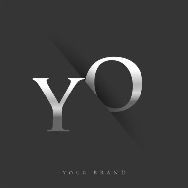 Şirketin adı, gümüş rengi ve siyah arkaplan tasarımının başlangıç harfi YO. İş ve şirket kimliği için vektör logosu.
