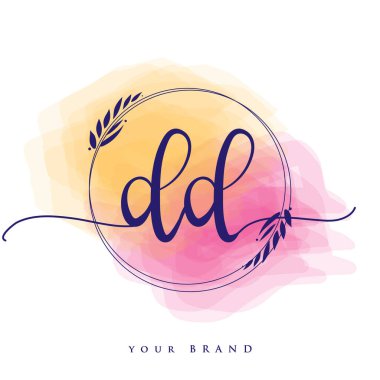 DD İlk El Yazısı Logosu. El yazısı harfleri. Logo damgası, kadın ve lüks logo tasarımı. Renkli suluboya arka planda izole edilmiş..