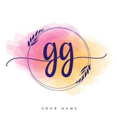 GG ilk el yazısı logosu. El yazısı harfleri. Logo damgası, kadın ve lüks logo tasarımı. Renkli suluboya arka planda izole edilmiş..