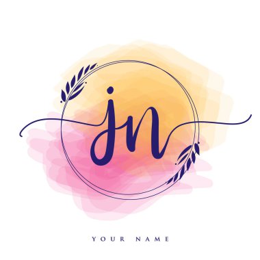 JN El yazısı logosu. El yazısı harfleri. Logo damgası, kadın ve lüks logo tasarımı. Renkli suluboya arka planda izole edilmiş..