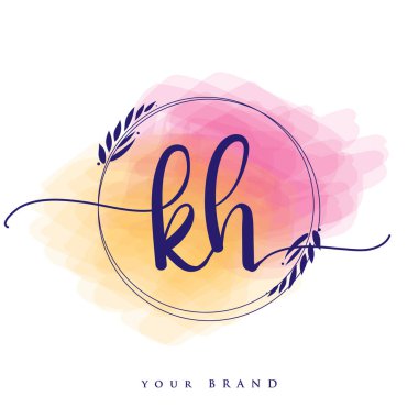 KH ilk el yazısı logosu. El yazısı harfleri. Logo damgası, kadın ve lüks logo tasarımı. Renkli suluboya arka planda izole edilmiş..