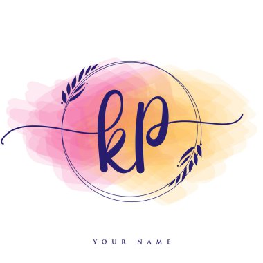 KP ilk el yazısı logosu. El yazısı harfleri. Logo damgası, kadın ve lüks logo tasarımı. Renkli suluboya arka planda izole edilmiş..