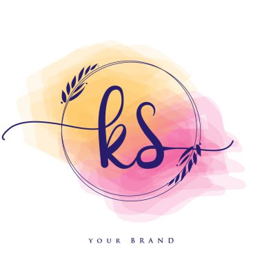 KS İlk El Yazısı Logosu. El yazısı harfleri. Logo damgası, kadın ve lüks logo tasarımı. Renkli suluboya arka planda izole edilmiş..