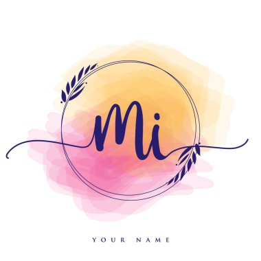 MI ilk el yazısı logosu. El yazısı harfleri. Logo damgası, kadın ve lüks logo tasarımı. Renkli suluboya arka planda izole edilmiş..