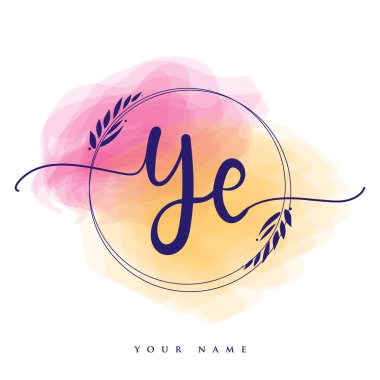 Evet. İlk el yazısı logosu. El yazısı harfleri. Logo damgası, kadın ve lüks logo tasarımı. Renkli suluboya arka planda izole edilmiş..