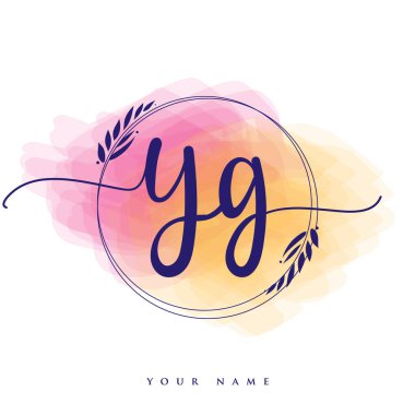 YG ilk el yazısı logosu. El yazısı harfleri. Logo damgası, kadın ve lüks logo tasarımı. Renkli suluboya arka planda izole edilmiş..