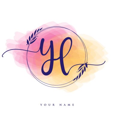 İlk el yazısı logosu. El yazısı harfleri. Logo damgası, kadın ve lüks logo tasarımı. Renkli suluboya arka planda izole edilmiş..