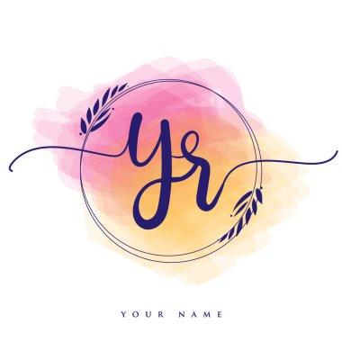 YR ilk el yazısı logosu. El yazısı harfleri. Logo damgası, kadın ve lüks logo tasarımı. Renkli suluboya arka planda izole edilmiş..