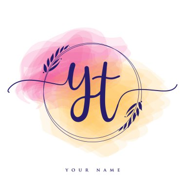 YT ilk el yazısı logosu. El yazısı harfleri. Logo damgası, kadın ve lüks logo tasarımı. Renkli suluboya arka planda izole edilmiş..