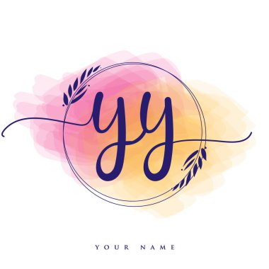 Y Başlangıç el yazısı logosu. El yazısı harfleri. Logo damgası, kadın ve lüks logo tasarımı. Renkli suluboya arka planda izole edilmiş..