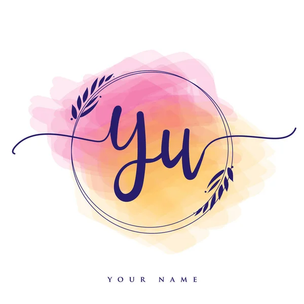 Yu初始笔迹标识 手书字体标识品牌 女装和豪华标识设计与彩色水彩背景相隔离 — 图库矢量图片