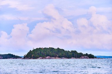 Akşamları Bjorn doğa rezervi. Stockholm takımadalarında Torpesand ile sığ bir kumsal.