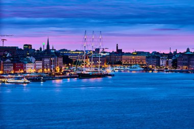 EOS üç direkli bir gemi ev sahibinin sahip olduğu en büyük özel gemilerden biridir. Stockholm 'deki Skeppsbro rıhtımında bir haziran akşamı