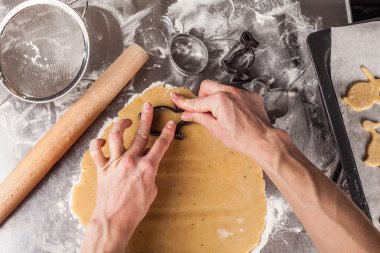 evde kurabiye pişirme işlemi