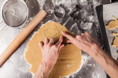 evde kurabiye pişirme işlemi