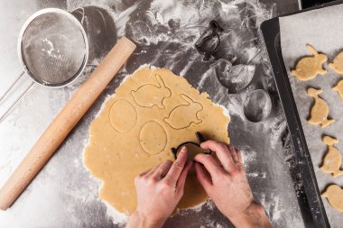 evde kurabiye pişirme işlemi