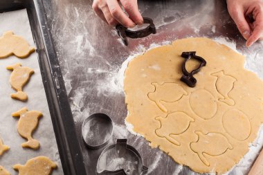 evde kurabiye pişirme işlemi