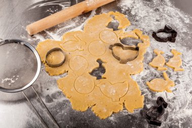 evde kurabiye pişirme işlemi