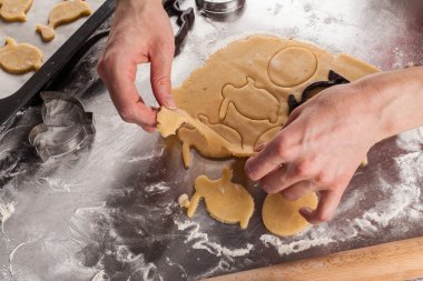 evde kurabiye pişirme işlemi