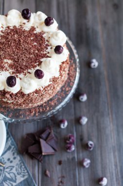 Kara Orman kek krem şanti ve kirazı ile dekore edilmiş.