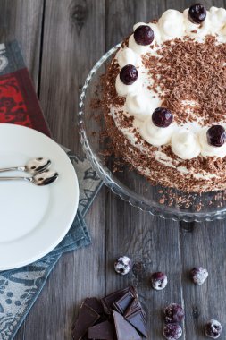 Kara Orman kek krem şanti ve kirazı ile dekore edilmiş.