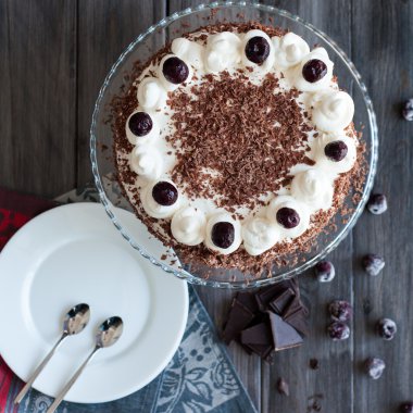 Kara Orman kek krem şanti ve kirazı ile dekore edilmiş.