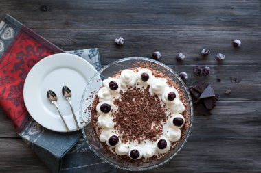 Kara Orman kek krem şanti ve kirazı ile dekore edilmiş.