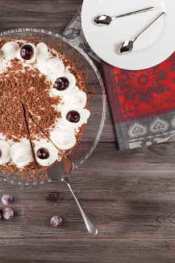 Kara Orman kek krem şanti ve kirazı ile dekore edilmiş.