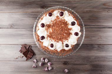 Kara Orman kek krem şanti ve kirazı ile dekore edilmiş.