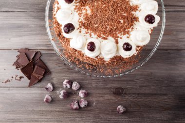 Kara Orman kek krem şanti ve kirazı ile dekore edilmiş.