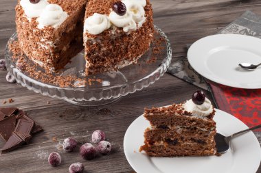 Kara Orman kek krem şanti ve kirazı ile dekore edilmiş.