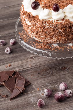 Kara Orman kek krem şanti ve kirazı ile dekore edilmiş.