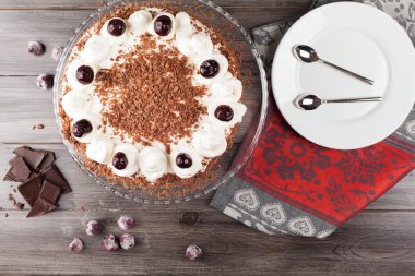 Kara Orman kek krem şanti ve kirazı ile dekore edilmiş.